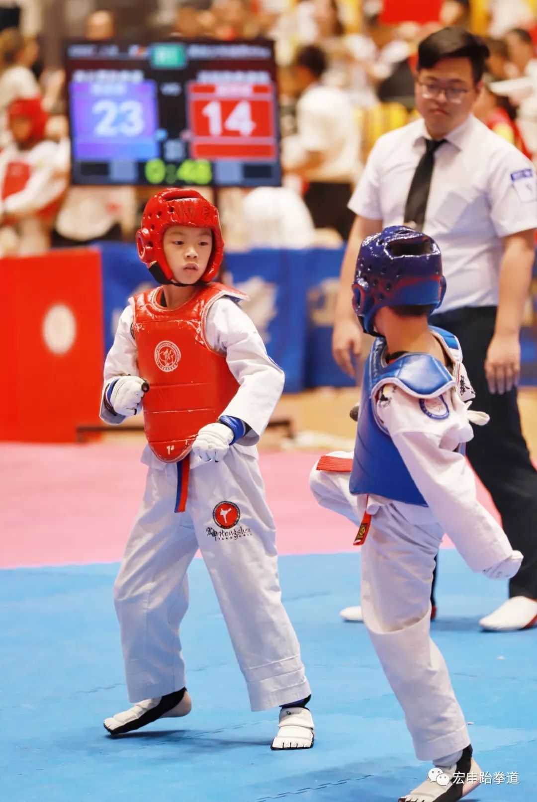 败北引发热议！，阿扎伦卡在巴塞罗那比赛中出色防守气势如虹延续-爱游戏