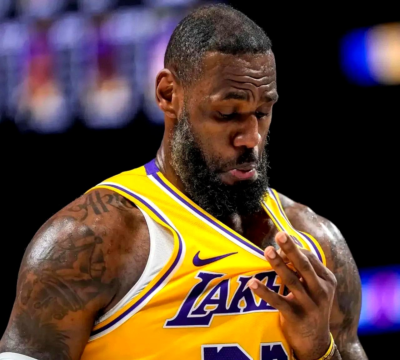 最后时刻胜出首场状态出色，加拿大队观众沸腾！，詹姆斯重返赛场观众掌声雷动的简单介绍-爱游戏官方网站