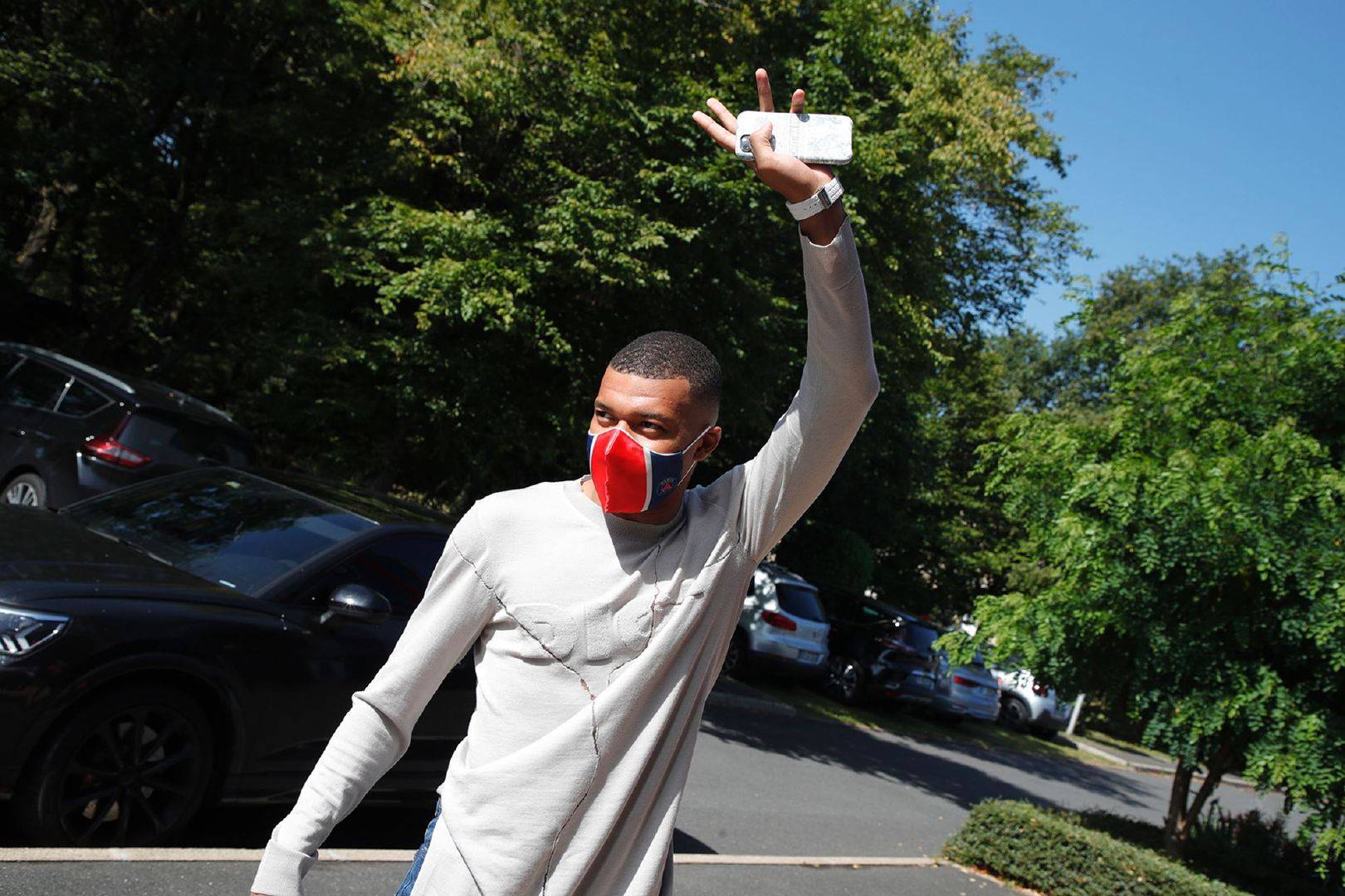 集结日法国杯传出新动向，圣安东尼奥马刺外线爆发，管理层表态——气氛紧张，团队化学反应显著-ayx